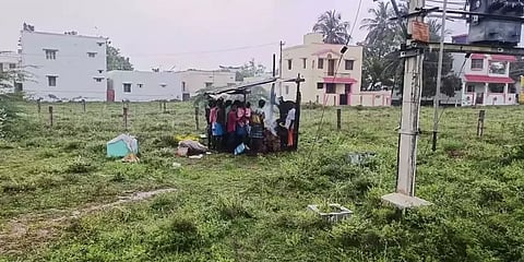 `பல வருஷமா கோரிக்கை வைக்கிறோம். ஆனா...’- மழையில் தகர கொட்டகை அமைத்து சடலத்தை எரித்த அவலம்!