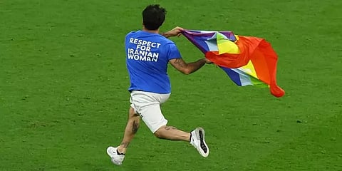 `உக்ரைனை காப்பாற்றுங்கள்'- கால்பந்து மைதானத்தில் RAINBOW கொடியுடன் ஓடிய நபர்!