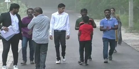 5 கிமீ தூரம் பின்னோகி நடந்தபடி 8 வயது சிறுவன் செய்த உலக சாதனை!