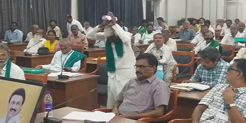 ``திமுக பிரமுகர் கொலை மிரட்டல் விடுக்கிறார்”-வேலூர் ஆட்சியரிடம் மண்டியிட்டு விவசாயி புகார்