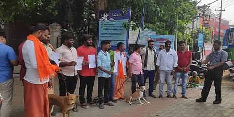 ”தொல்லை தாங்க முடியல” - தெரு நாய்களோடு வந்து புகார் அளித்த இந்து எழுச்சி முன்னணி