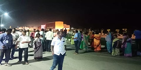 இளம் பெண் தற்கொலை: மர்மம் இருப்பதாக கூறி சடலத்துடன் சாலைமறியல் செய்த உறவினர்கள்!