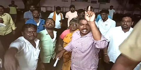 இறந்தவரின் உடலை பிணவறையில் வைக்க ரூ.500 லஞ்சமா? – அரசு மருத்துவமனையின் அவலம்