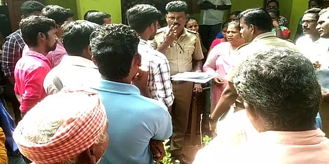 கழிவறையை மாணவர்கள் சுத்தம் செய்ய வைத்ததாக புகார்: தலைமையாசிரியை கைது