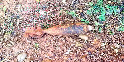 பூமியில் இருந்து கண்டெடுக்கப்பட்ட மர்ம பொருள்: ராக்கெட் லான்சரா போலீசார் விசாரணை