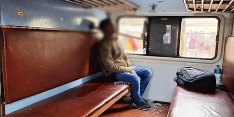 ஜன்னல் வழியே பாய்ந்து வந்த இரும்பு கம்பி - ரயிலில் அமர்ந்தபடியே உயிரிழந்த பயணி