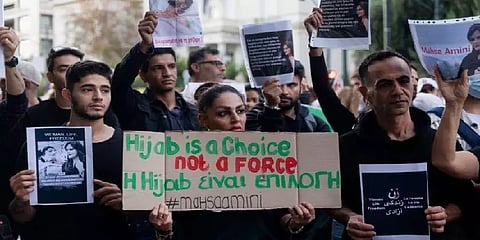 கட்டாய ஹிஜாப்புக்கு எதிரான பெண்கள் போராட்டத்துக்கு இறுதியில் பணிந்தது ஈரான் அரசு!