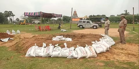 திருவள்ளூர்: பூமிக்குள் இருந்து அடுத்தடுத்து கண்டெடுக்கப்படும் ராக்கெட் லாஞ்சர்கள்!