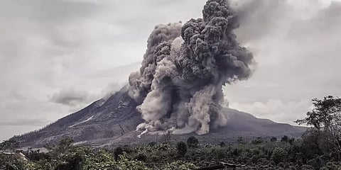 வெடித்து சிதறும் எரிமலை... வானம் முழுக்க சாம்பல் மழை! பதைபதைக்க வைக்கும் காட்சிகள்!