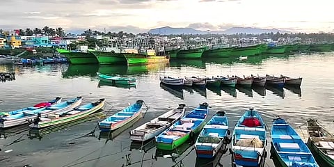 கன்னியாகுமரி கடல்பகுதியில் கனமழை: கடலுக்குச் செல்லாமல் கரையில் காத்திருக்கும் கலன்கள்