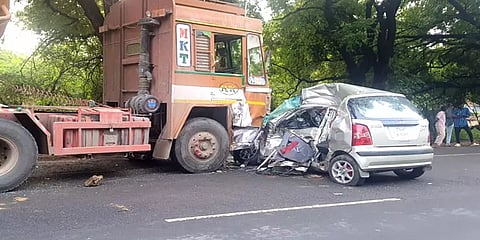 காங்கேயம்: கார் மீது சிமெண்ட் லாரி மோதிய விபத்து - 3 பேர் பரிதாபமாக உயிரிழந்த சோகம்