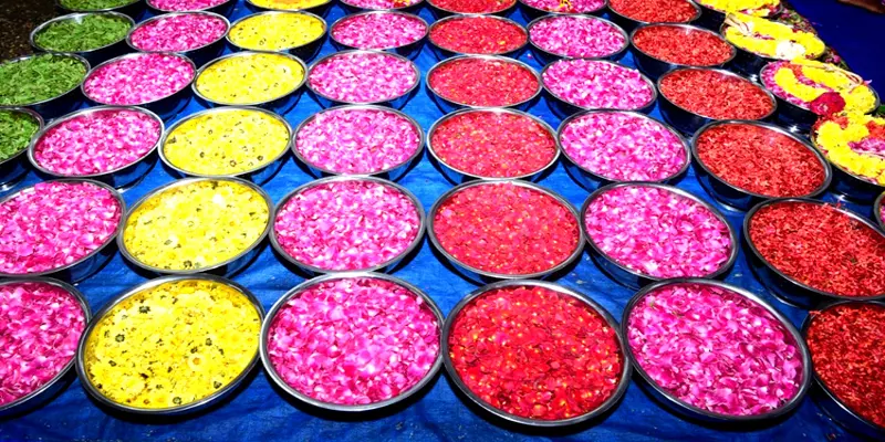 கேரளா: 8 வகையான வண்ண மலர்களால் நாள்தோறும் ஐயப்பனுக்கு நடைபெறும் புஷ்பாபிஷேகம்