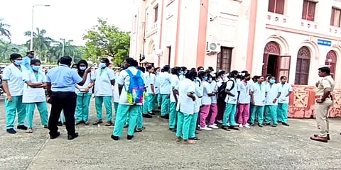 சிதம்பரம் கல்லூரி விடுதியில் இரவு உணவு சாப்பிட்ட செவிலியர் மாணவிகளுக்கு வாந்தி மயக்கம்