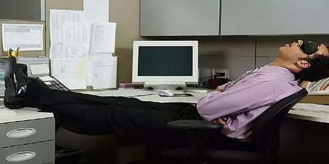 ”சும்மா இருக்க வெச்சு ரூ.1 கோடி சம்பளம் தராங்க; நியாயமா இது?” -கோர்ட்டை நாடிய ஊழியர்: ஏன்?