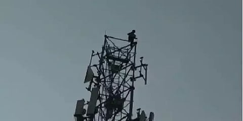 மகள்கள் கண்முன்னே செல்போன் டவரில் விவசாயி விபரீத முடிவு! தெலுங்கானாவில் சோக நிகழ்வு!