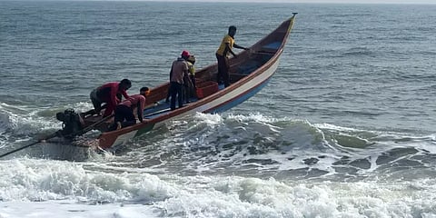 ”மீனவர்கள் கடலுக்கு செல்லாதீர்கள்”.. மாண்டஸ் புயல் எச்சரிக்கை; 6 மாவட்டங்களில் மீட்பு படை!