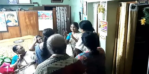 கிறிஸ்துமஸ் தாத்தா வேடமணிந்து மிளகாய் பொடியை தூவி மூதாட்டியிடம் நகை பறிப்பு!