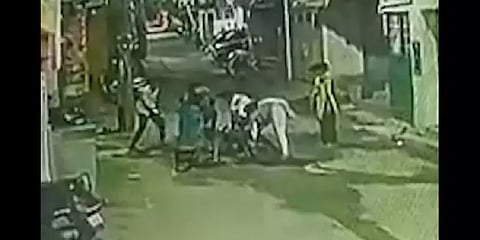 ஆண்கள், பெண்கள் என கும்பலாக இளைஞரை கல்லால் தாக்கி கொடூர கொலை - பதறவைத்த சிசிடிவி காட்சிகள்