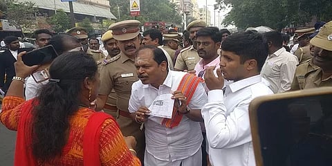 ``இனி அம்பேத்கருக்கு காவி துண்டோ விபூதி குங்குமமோ வைக்கமாட்டேன்”-அர்ஜூன் சம்பத் உத்தரவாதம்