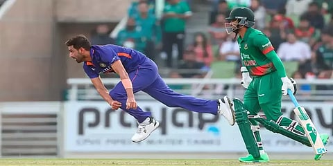 காயங்களால் 3வது தொடரில் இருந்து விலகும் 3 வீரர்கள்; பிசிசிஐ-யை வெளுத்து வாங்கும் ரசிகர்கள்