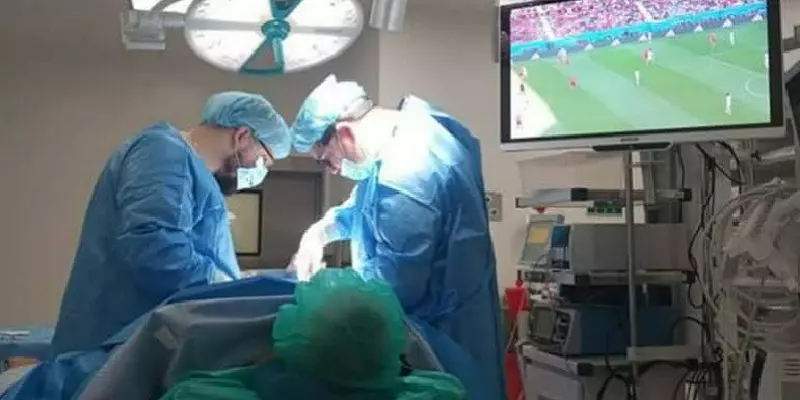 `FIFA இவருக்கொரு ட்ராஃபி கொடுக்கலாம்...’-ஆபரேஷன் தியேட்டரில் கால்பந்து ரசிகர் செய்த செயல்!