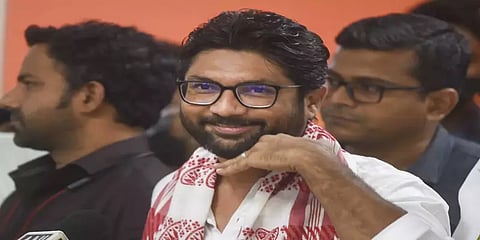 காங்கிரஸ் படுதோல்வி அடைந்தபோதும் மீண்டும் வெற்றி வாகை சூடிய ஜிக்னேஷ் மேவானி - யார் இவர்?