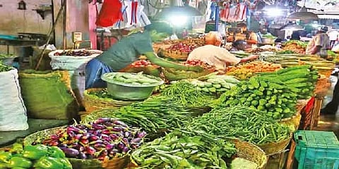 மாண்டஸ் புயல் எதிரொலி: கோயம்பேடு மார்க்கெட்டில் தேக்கமடைந்த காய்கறிகள்