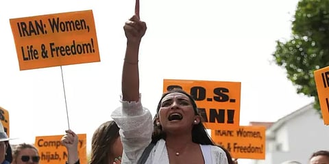 பெண்களின் மார்பகம், பிறப்புறுப்பை குறிவைத்து துப்பாக்கிச்சூடு? ஈரான் ஹிஜாப் போராட்டம்