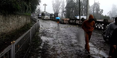 மாண்டஸ் புயலால் கொடைக்கானலில் சுற்றுலாத்தலங்கள் மூடல் - இயல்பு வாழ்க்கை பாதிப்பு