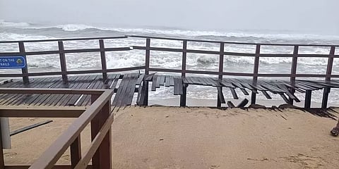 மெரினாவில் மாற்றுத்திறனாளிகளுக்கான மரப்பாதை கடல் சீற்றத்தால் சேதம் - மாநகராட்சி அறிக்கை