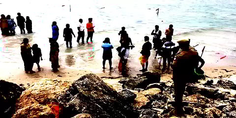 கடும் சீற்றத்தில் கடல்... `தயவுசெய்து இறங்காதீங்க’ ஒலிபெருக்கி மூலம் எச்சரிக்கும் போலீஸ்!