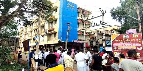 பலமாக வீசிய புயல்காற்று... சாலையில் சென்றுகொண்டிருந்த தொழிலாளிக்கு நேர்ந்த பரிதாபம்