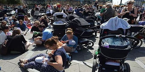 ட்ராலிக்குள் குழந்தையை வைத்துவிட்டு சென்றுவிடும் பெற்றோர்... இப்படியுமொரு பழக்கமா?