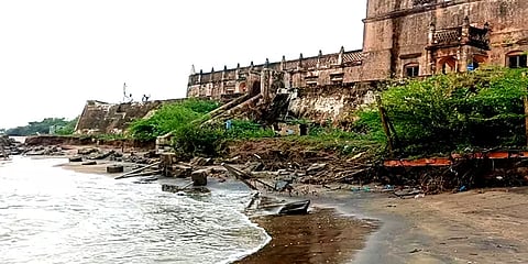 மாண்டஸ் புயலால் ஏற்பட்ட கடல் அரிப்பு - டேனிஷ் கோட்டைக்கு ஆபத்து!