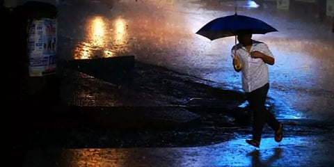 கரையை கடக்கும் மாண்டஸ் புயல் - சென்னையில் பலத்த காற்றுடன் கொட்டித்தீர்க்கும் மழை