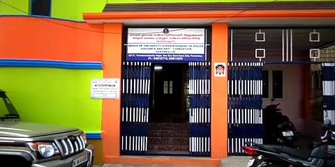 பட்டா பெயர் மாறுதலுக்கு லஞ்சம்: கையும் களவுமாக பிடிபட்ட பெண் கிராம வருவாய் ஆய்வாளர்