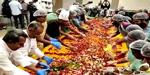 13 வகையான பழங்கள்... 750 கிலோ கேக்... கோலாகலமாக நடந்த கேக் மிக்ஸிங் திருவிழா