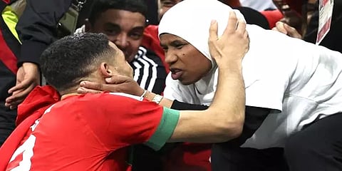 வெற்றியை தாயுடன் பகிர்ந்து கொண்ட மொராக்கோ வீரர்- யார் அவர்? பின்னணி என்ன?