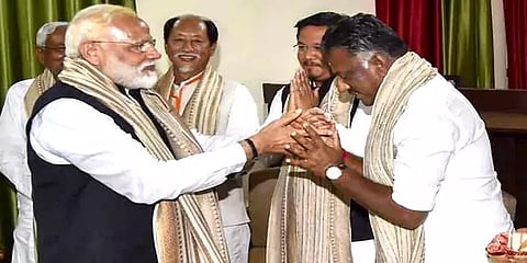 பதவியேற்பு விழா: இன்று மாலை குஜராத் செல்கிறார் ஓபிஎஸ் - மோடியை சந்திப்பாரா?