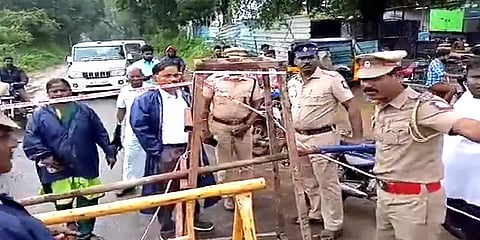 கொசஸ்தலை ஆற்றில் ஏற்பட்ட வெள்ளப் பெருக்கால் போக்குவரத்து துண்டிப்பு - பொதுமக்கள் அவதி