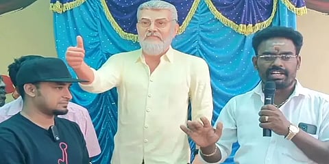 உணவகத்தில் வைக்கப்பட்ட அஜித்தின் மெழுகு சிலை! ஆர்வத்தோடு செல்ஃபி எடுத்த ரசிகர்கள்!