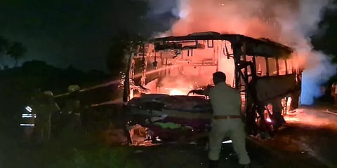 பாலத்தின் மீது மோதி தீப்பற்றி எரிந்த பேருந்து – ஜன்னல் வழியாக குதித்து உயிர்தப்பிய பயணிகள்