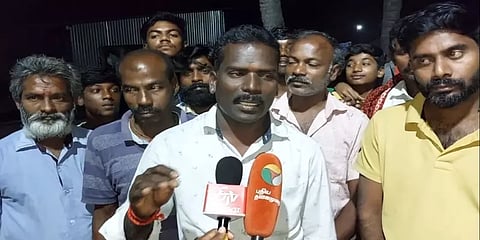 ஆம்பூர்: சாதி பெயர் சொல்லி திட்டுவதாகக் கூறி சாலை மறியலில் ஈடுபட்ட பொதுமக்கள்