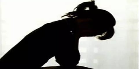 'மகளுக்கு கொடுமை நடக்கிறது காப்பாற்றுங்கள்'! நடுரோட்டில் தனியாக தர்ணா இருந்த தாய்!