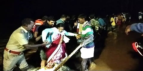 திடீரென ஏற்பட்ட வெள்ளப் பெருக்கில் அடித்துச் செல்லப்பட்ட 4 பெண்கள்-தேடும்பணி தீவிரம்