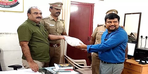 விபத்தில் சிக்கிய நபரிடம் இருந்த 340 சவரன் நகை: பத்திரமாக ஒப்படைத்த காவல் ஆய்வாளர்