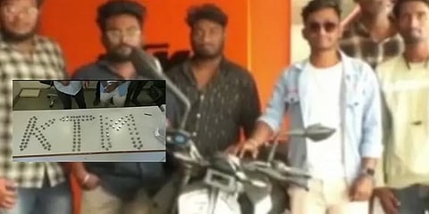 112 பைகளில் 1 ரூபாய் நாணயங்கள்... KTM பைக் வாங்க இளைஞர் செய்த நூதன முயற்சி!