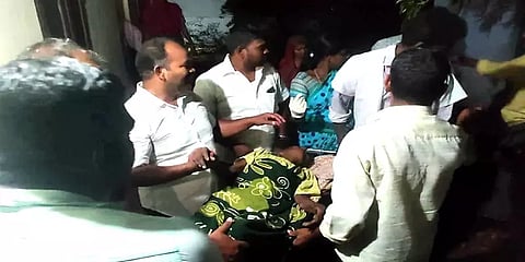 `என் தாய் என்னை கவனிக்கவில்லை... அதான்’- பாழடைந்த வீட்டில் மூதாட்டியை தவிக்கவிட்ட மகன்!