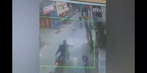 பட்டபகலில் சாலையில் நடந்துசென்ற பள்ளி மாணவியின் முகத்தில் ஆசிட் வீச்சு! டெல்லியில் கொடூரம்