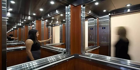 LIFT-க்குள் கண்ணாடி பொருத்துவதன் சுவாரஸ்ய பின்னணி என்ன தெரியுமா?